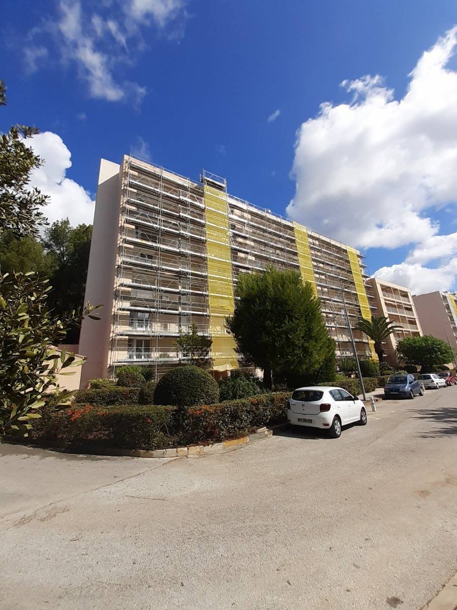 Installation avec montage d'échafaudage pour batiment près de Hyères
