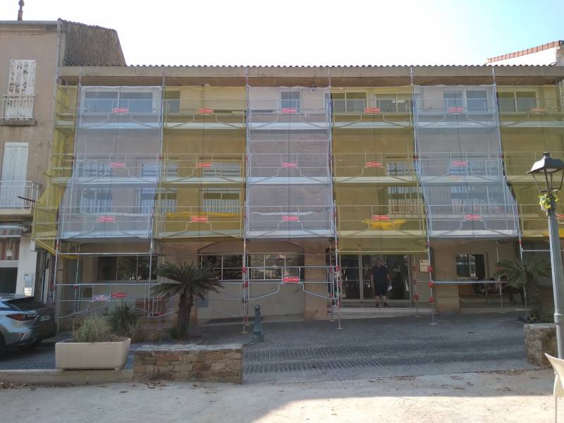 MONTAGE ECHAFAUDAGE MAIRIE DE CARQUEIRANNE DANS LE VAR 83